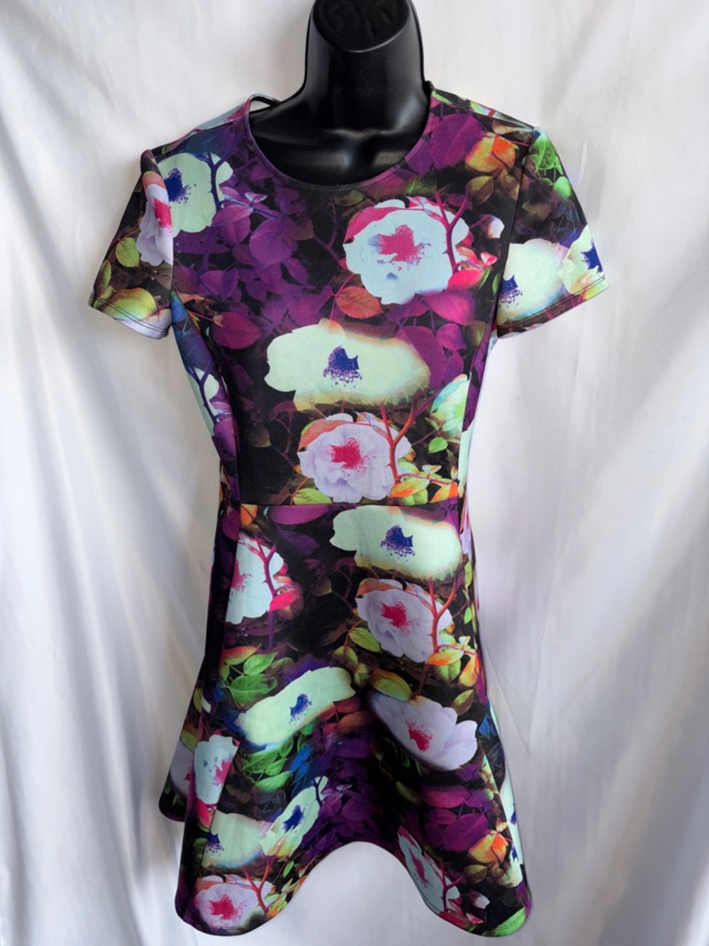 Betsey Johnson floral scuba dress, fit & flair, sz 6, 18” PTP, 33” L - Picture 3 of 8